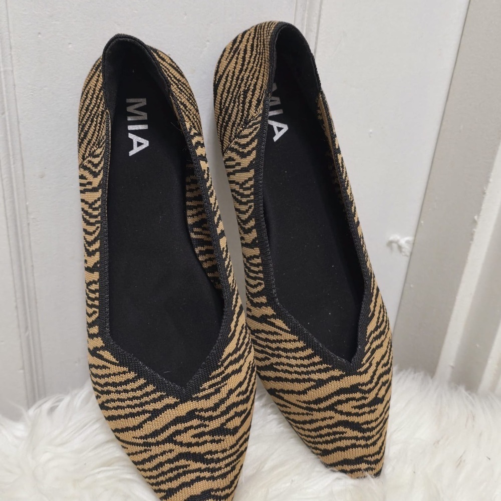MIA Women's Tan and Black Flats🌴✌️ - Picture 2 of 6